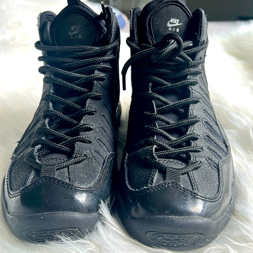Boys Bakin Black Nike sneakers size 6